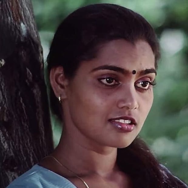 सुरुवातीला सिल्क स्मिताला मेकअप गर्ल म्हणून काम मिळाले. पण तिचे आकर्षक सौंदर्य आणि जिद्द यामुळे तिला लवकरच अभिनयाच्या संधी मिळू लागल्या. १९७९ मध्ये आलेल्या 'इनाये थेडी' या मल्याळम चित्रपटातून तिने अभिनयात पदार्पण केले.