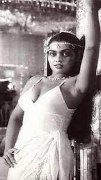 अवघ्या १० ते १२ वर्षांच्या कारकिर्दीत सिल्क स्मिताने तमिळ, तेलुगु, मल्याळम, कन्नड आणि हिंदी अशा विविध भाषांमध्ये ४५० हून अधिक चित्रपट केले. वितरकही सांगायचे की, चित्रपटात सिल्क स्मिताचे एक आयटम साँग हवेच.