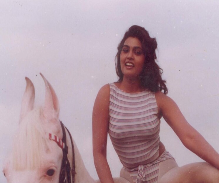 मुंबई: भारतीय चित्रपटसृष्टीच्या इतिहासात अशी एक सुंदरी होऊन गेली, जिच्यावर बोल्डनेस आणि स्टारडमचा मुकुट होता. अभिनेत्रीच्या एका आयटम साँगने बॉक्स ऑफिसवर अक्षरशः धुमाकूळ घातला होता.