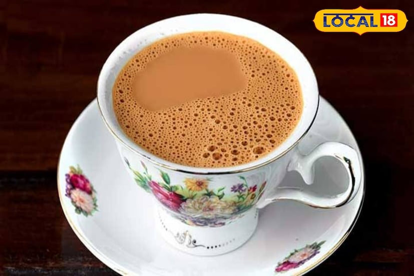 अनेक लोक दूध आणि चहापत्ती एकत्र घालतात हे सामान्य आहे, परंतु पहिल्या टप्प्यानंतर जेव्हा चहाची पाने पाण्यात उकळत असतात आणि रंग गडद होतो तेव्हा साखर घाला. यामुळे साखर विरघळण्यास मदत होते आणि चव एकसारखी होते.