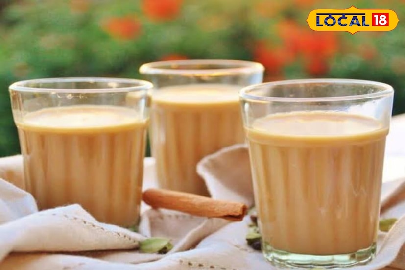 शेवटच्या टप्प्यात दूध घाला आणि चहा 4-5 मिनिटे कमी आचेवर राहू द्या. हळूहळू, त्याचा रंग गडद होईल आणि आकर्षक होईल. जेव्हा वर हलका फेस येईल तेव्हा तुमचा चहा तयार आहे. हे एका परिपूर्ण संतुलित चहाचे खरे रहस्य आहे. याप्रकारे तुम्ही घरीच स्वादिष्ट आणि कडक चहा बनवू शकता. 