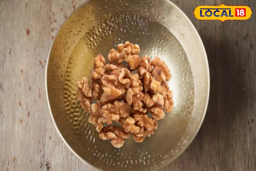 भिजवलेले अक्रोड हृदय आणि मेंदू मजबूत करतात : अक्रोड खाण्यापूर्वी किमान 8 ते 10 तास पाण्यात भिजवावे. त्यात फायबर, ओमेगा-३ फॅटी अॅसिड आणि प्रथिने भरपूर असतात. भिजवल्याने त्यात असलेले फायटिक अॅसिड कमी होते, ज्यामुळे शरीराला त्यांचे पोषक तत्व अधिक सहजपणे शोषता येतात. सकाळी रिकाम्या पोटी दोन अक्रोड खाल्ल्याने हृदयाचे आरोग्य राखण्यास, कोलेस्टेरॉल नियंत्रित करण्यास आणि झोपेची गुणवत्ता सुधारण्यास मदत होते.