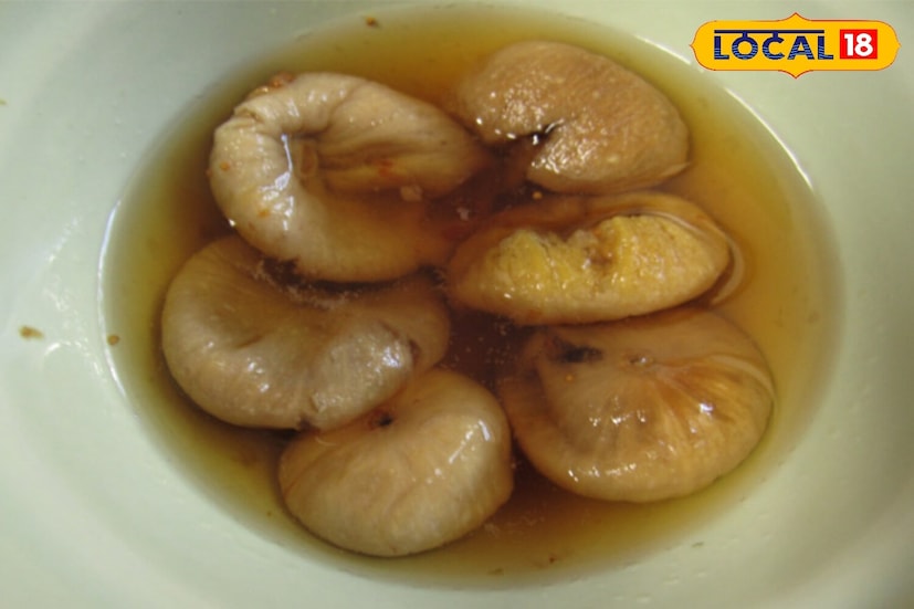 भिजवलेले अंजीर रक्ताभिसरण वाढवते आणि पचन सुधारते : अंजीर हा एक सुकामेवा आहे, जो शरीराला अनेक आजारांपासून वाचवण्यास मदत करतो. ते रात्रभर पाण्यात भिजवून सकाळी खावेत. भिजवलेले अंजीर फायबर, लोह आणि कॅल्शियमने समृद्ध असतात, जे रक्तातील साखर नियंत्रित करण्यास, बद्धकोष्ठतेपासून मुक्त होण्यास आणि रक्ताभिसरण वाढविण्यास मदत करतात. ते अशक्तपणा दूर करतात आणि शरीराला ऊर्जा देतात.