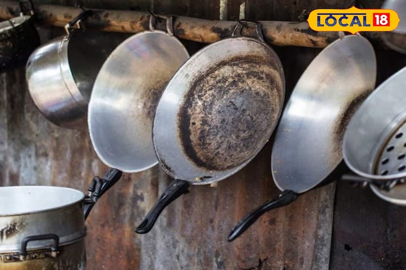 बटाट्याच्या साली फेकून देण्याऐवजी तुम्ही घाणेरडी भांडी उजळवण्यासाठी त्यांचा वापर करू शकता. स्टील किंवा तांब्याच्या भांड्यांवर जिद्दी डाग पडले असतील, तर बटाट्याच्या साली थोड्या बेकिंग सोड्यासोबत घेऊन त्याने भांडी घासून घ्या. काही मिनिटांतच भांडी स्वच्छ होतील. 