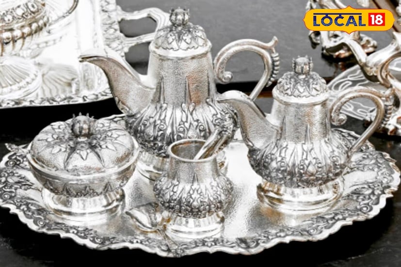 तुमचे शूज आणि चांदीची भांडी स्वच्छ करण्यासाठी तुम्ही बटाट्याच्या साली वापरू शकता. बटाट्याच्या सालींमधील स्टार्च डाग दूर करण्यास मदत करतो. तुमच्या शूज किंवा चांदीच्या दागिन्यांवर त्याची साले घासून कोरड्या कापडाने पुसून घ्या. यामुळे तुमचे काळे झालेले चांदीचे दागिने उजळतील.