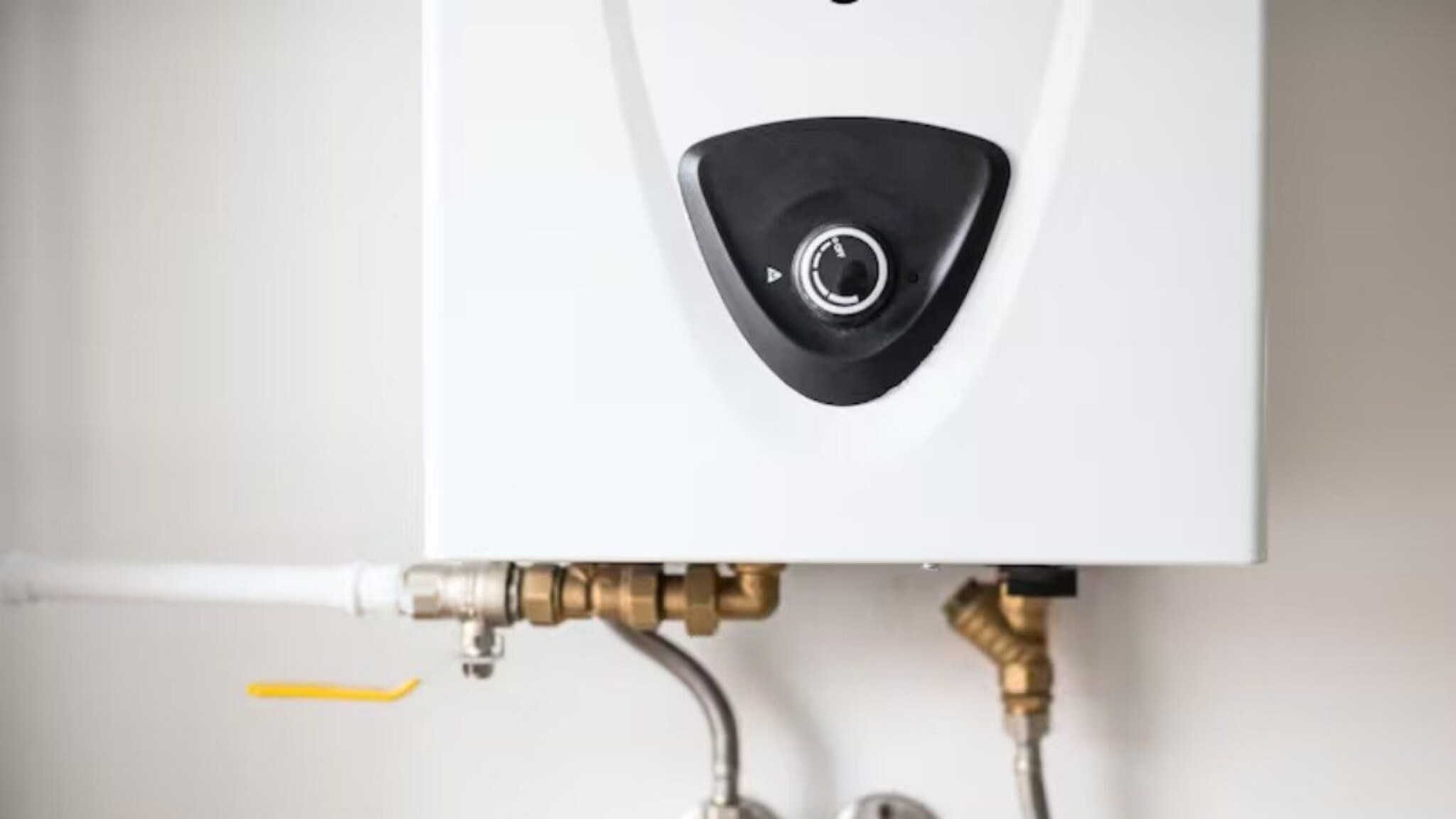 तुमचं गीझर नीट चालत नाहीये? हिटिंगमध्ये प्रॉब्लम येतोय? लगेच करा ही 3 कामं 