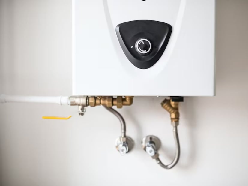 तुम्ही निवडलेल्या गीझरमध्ये काही सुरक्षा वैशिष्ट्ये असली पाहिजेत. यामध्ये टाकीच्या दाब वाढण्यामुळे होणारे अपघात टाळण्यासाठी प्रेशर रिलीफ व्हॉल्व्ह, पाण्याचे तापमान समायोजित करण्यासाठी अॅडजस्टेबल थर्मोस्टॅट आणि पाणी खूप गरम झाल्यास बंद करण्याची परवानगी देणारा ऑटोमॅटिक कट-ऑफ यांचा समावेश असावा. खरेदी करताना ही सुरक्षा वैशिष्ट्ये असल्याची खात्री करावी.