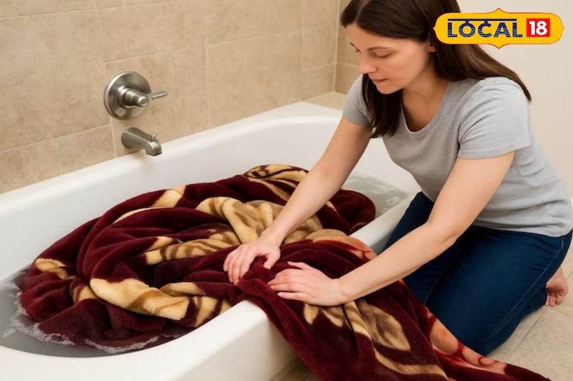 तुम्ही हा वास दूर करण्यासाठी पांढरा व्हिनेगर देखील वापरू शकता. अर्धा कप व्हिनेगर एक बादली पाण्यात मिसळा आणि त्यात चादर किंवा उबदार कपडे 15-20 मिनिटे भिजवा. नंतर स्वच्छ पाण्याने धुवा. व्हिनेगर नैसर्गिक दुर्गंधीनाशक म्हणून काम करते आणि बुरशीचा वास पूर्णपणे काढून टाकते. तुम्हाला कपडे धुवायचे नसतील, तर तुम्ही स्प्रे बाटलीत व्हिनेगर आणि पाणी मिसळून हलकेच स्प्रे करू शकता.