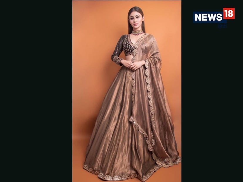 ए-लाईन लेहेंगा डिझाईन (A-Line Lehenga) : हा लेहेंगा सर्वात क्लासिक आणि एलीगेंट डिझाईन्सपैकी एक आहे. याचा आकार 'A' अक्षरासारखा असतो. वरच्या बाजूला फिट आणि खालील बाजूस हलका फ्लेअर म्हणजेच घेत असतो. साध्या, ग्रेसफुल पण स्टायलिश लूक हवा असलेल्या मुलींसाठी हा परफेक्ट आहे.
