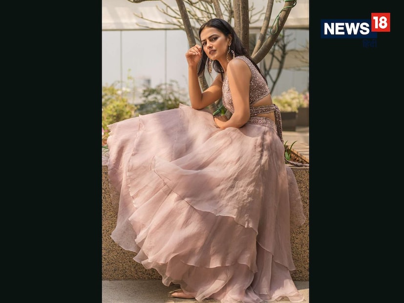 रफल लेहेंगा डिझाईन (Ruffle Lehenga) : रफल स्टाईलचे लेहेंगे आजकाल सर्वात ट्रेंडी आहेत. यात घेऱ्यासोबत रफल फॅब्रिक जोडलेले असते, जे स्टायलिश आणि ड्रामॅटिक लूक देते. काहीतरी हटके करू इच्छिणाऱ्या नववधूसाठी हा लेहेंगा परफेक्ट आहे.