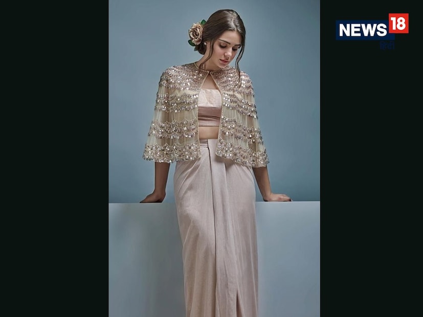 केप स्टाईल लेहेंगा (Cape Style Lehenga) : या डिझाईनमध्ये ओढणी किंवा दुपट्ट्याऐवजी केप दिली जाते. हलक्या किंवा पारदर्शक केपवर केलेली एम्ब्रॉयडरी लूकला अधिक मॉडर्न बनवते. हिवाळ्यातील लग्नासाठी देखील हा एक स्मार्ट ऑप्शन आहे.