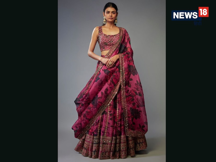 प्रिंटेड लेहेंगा डिझाईन (Printed Lehenga) : तुम्हाला साधा पण एलीगेंट लूक हवा असेल, तर प्रिंटेड लेहेंगा ट्राय करा. हे वजनाने हलके आणि कमी खर्चाचे असतात, जे डेस्टिनेशन वेडिंग किंवा हळदी समारंभासाठी परफेक्ट आहेत. (All Image Credit: pinterest)