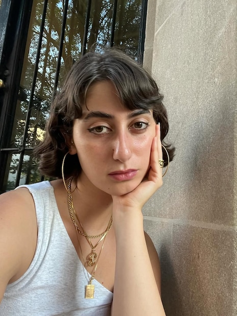 मीरा नायरचा मुलगा जोहरान चर्चेत असू शकतो, परंतु त्यांची सून अनेकदा कॅमेऱ्यापासून दूर राहते. कोणत्याही सार्वजनिक मुलाखती किंवा सोशल मीडिया अॅक्टिव्हिटीशिवाय ती जोहरानच्या कामात त्याला मदत करतेय. 