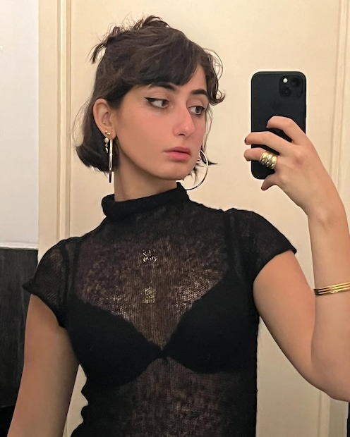 रमा एका कलात्मक वातावरणात वाढली आहे. मीडिया रिपोर्ट्सनुसार, तिचे पालक सीरियन-अमेरिकन आहेत आणि वेगवेगळ्या देशांमध्ये राहून तिने संस्कृती, ओळख आणि स्थलांतराच्या स्टोरीज जवळून अनुभवल्या. आहेत. या अनुभवांनी तिची कला अधिकच गहिरी झाली. एक चित्रकार आणि सिरेमिक कलाकार म्हणून तिने तिच्या कामांमध्ये मानवी कथा आणि भावनांचा समावेश केला.