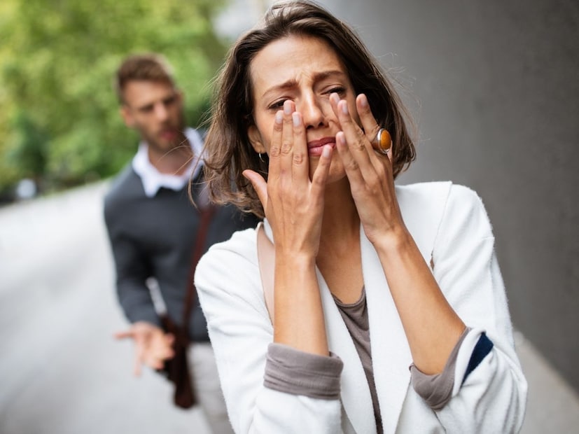 मानसिक ताण का वाढतो? : अशा नातेसंबंधांमध्ये राहिल्याने हळूहळू आत्मसन्मान कमी होतो. सतत नियंत्रणामुळे तुमचा आत्मविश्वास कमी होतो. तुमचे विचार मर्यादित होतात आणि प्रत्येक निर्णय भीतीदायक बनतो. अशा प्रकारच्या भावनिक दबावामुळे चिंता आणि नैराश्यासारख्या समस्या उद्भवू शकतात.