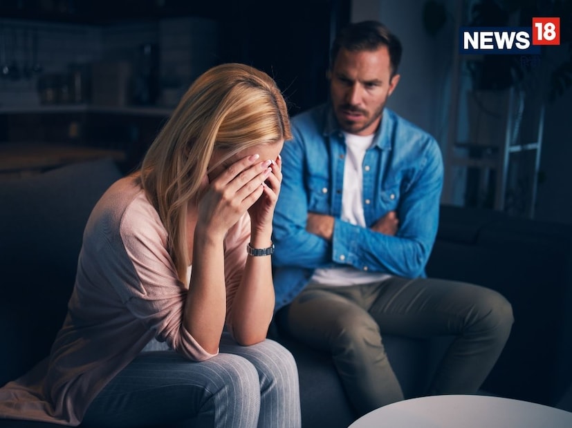 हे प्रेम नाही, तर नियंत्रण आहे हे ओळखा! पहिले पाऊल म्हणजे सत्य स्वीकारणे. स्वतःला प्रामाणिकपणे विचारा, तुम्ही या नात्यात आनंदी आहात का? की तुम्ही फक्त भीती आणि अपराधीपणाने जगत आहात? खऱ्या प्रेमात तुम्हाला सुरक्षित वाटते, तर नियंत्रित नाते तुम्हाला कमकुवत करते.