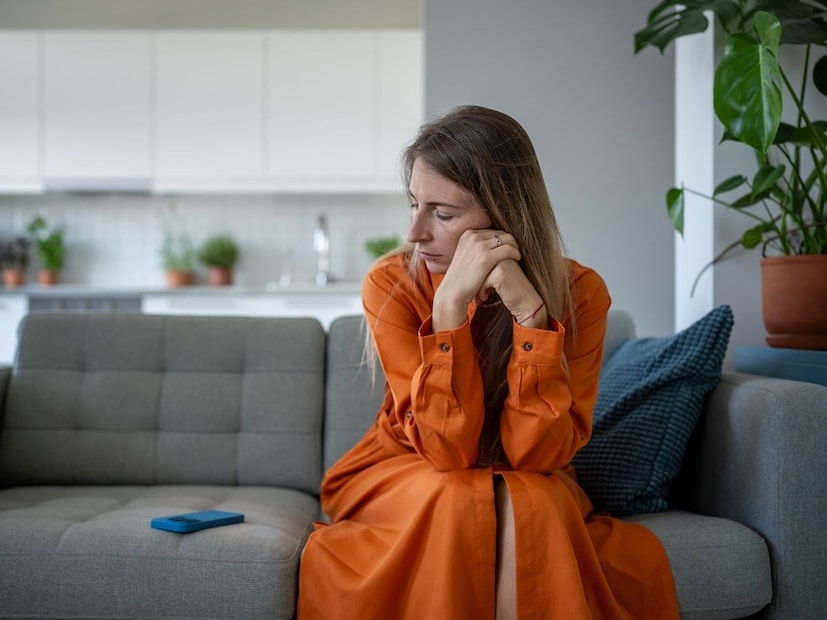 तुम्ही ज्याच्यावर विश्वास ठेवता त्याच्याशी बोला! जर तुम्हाला वाटत असेल की, गोष्टी हाताबाहेर जात आहेत, तर गप्प बसू नका. विश्वासू मित्र, कुटुंबातील सदस्य किंवा सल्लागाराशी बोला. बाहेरील मते अनेकदा तुम्हाला परिस्थिती स्पष्टपणे पाहण्यास मदत करतात.