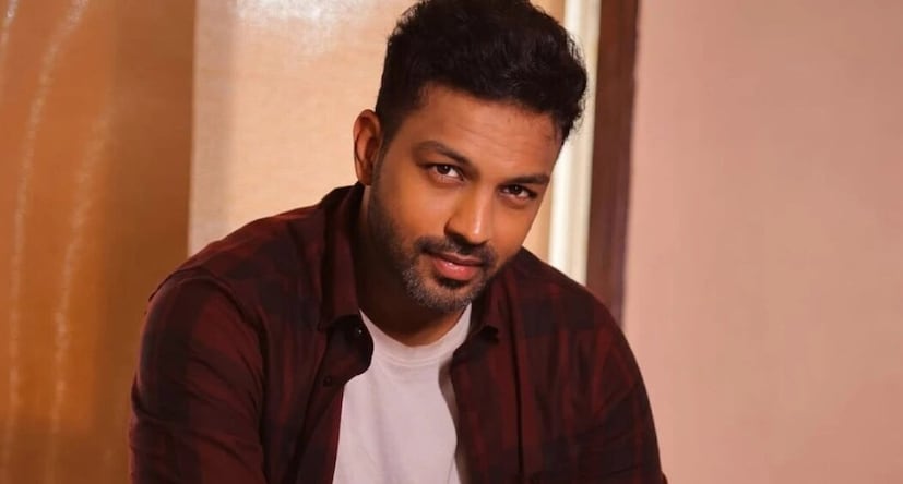 अमित भार्गवने यापूर्वी कन्नड बिग बॉसच्या दुसऱ्या सिझनला व्हॉईसओव्हर दिला होता. ज्या व्यक्तीच्या आवाजाने कन्नड शोच्या स्पर्धकांना आदेश दिले, तोच व्यक्ती आता तमिळ शोमध्ये स्वतः स्पर्धक बनला आहे. हे कनेक्शन खरंच चाहत्यांसाठी खूपच शॉकिंग ठरले आहे.