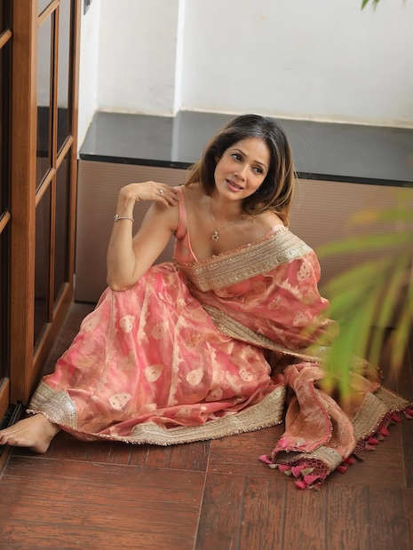 विद्या तिचा दिवस सकाळी 5.20 वाजता सुरू करते. ती एका तासाहून अधिक काळ ध्यान करते आणि मंत्र जप करते. तिची सकाळ सकारात्मकता आणि शांतीने सुरू करते.