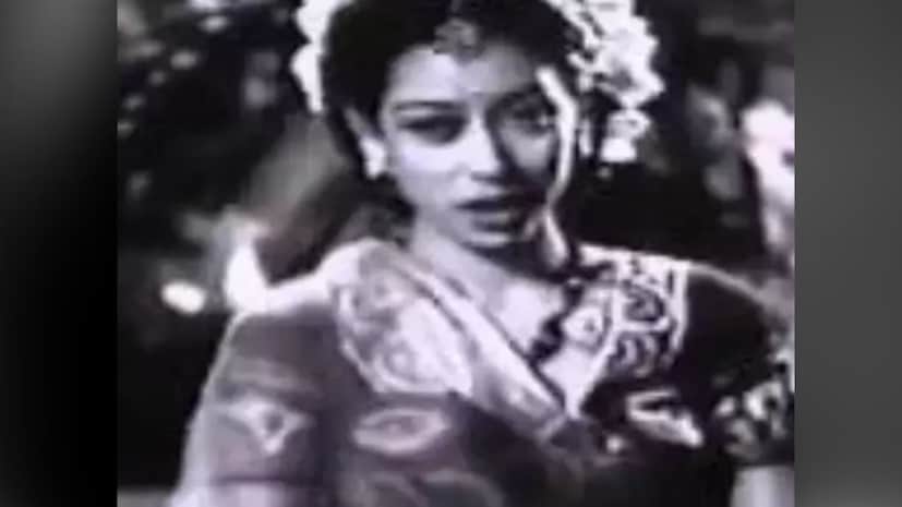 लतिकाने कधीच अभिनेत्री होण्याची इच्छा व्यक्त केली नव्हती. परंतु तिची शेजारी एक कथक नृत्यांगना होती. ती लतिकाला मोठ्या पडद्यावर पाहू इच्छित होती. तिच्या आग्रहावरून लतिका हिरोईन बनली आणि मोठ्या पडद्यावर झळकली. 