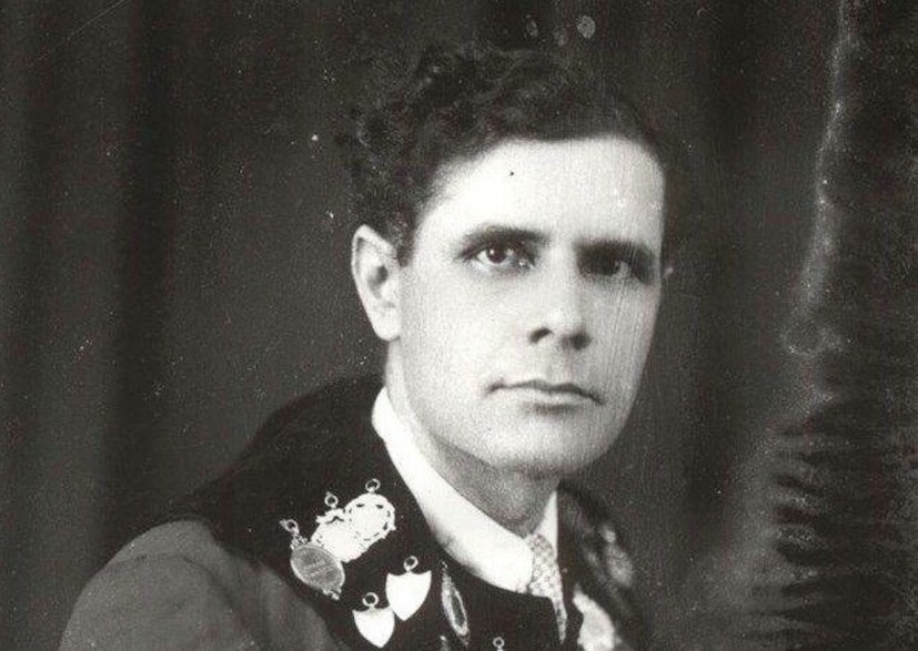 दिग्दर्शक आणि निर्माता सोहराब मोदी यांनी तिचे नाव बदलून लतिका असं ठेवलं जेणेकरून तिला प्रेक्षकांमध्ये ओळख मिळू शकेल. लतिकाने त्यांच्या 1944 साली आलेल्या 'परख' सिनेमातून डेब्यू केला. 