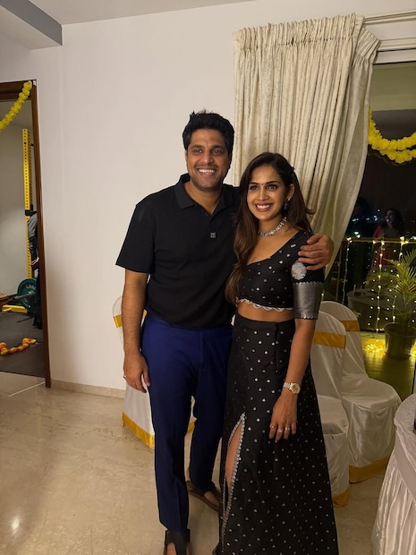 अभिनेत्री संयुक्ताने या चर्चांवर दिलेली प्रतिक्रिया चर्चेत आली आहे. तिच्या उत्तराने तिच्या अफेअर्सच्या चर्चांना दुजोरा मिळाला आहे.  तिने अलीकडेच दिवाळीनिमित्त अनिरुद्ध श्रीकांतसोबतचा एक फोटो पोस्ट केला. त्यानंतर दोघांच्या लग्नाच्या चर्चांना सुरुवात झाली.  