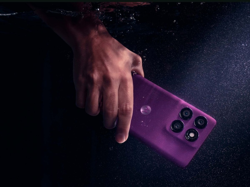 Motorola Edge 60 Pro- मोटोरोलाचा Edge 60 Pro ₹29,999 (8GB RAM आणि 256GB स्टोरेज) पासून सुरू होतो. हा फोन तीन Pantone कलरमध्ये येतो: स्पार्कलिंग ग्रेप, डॅझलिंग ब्लू आणि शॅडो. हा फोन IP68/IP69 टिकाऊपणा रेटिंगसह येतो. डिस्प्ले: 6.7-inch quad-curved pOLED, 1.5K रिझोल्यूशन, 120Hz रिफ्रेश रेट.