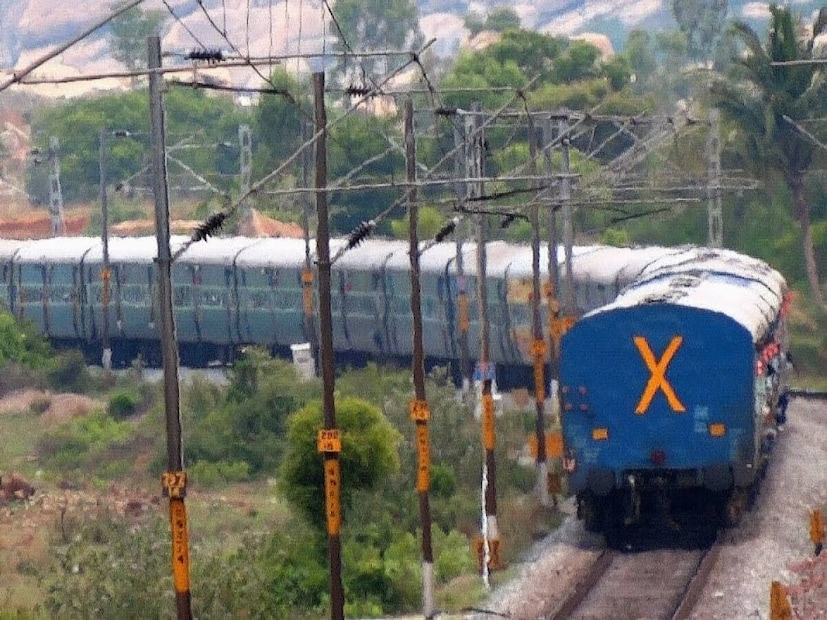 भारतीय रेल ही केवळ प्रवासाचं साधन नाही, तर देशाच्या दैनंदिन जीवनाचा एक अविभाज्य भाग आहे. दररोज लाखो प्रवासी आपल्या गंतव्यस्थानी पोहोचण्यासाठी रेल्वेवर अवलंबून असतात. पण तुम्ही कधी लक्ष दिलंय का, जेव्हा ट्रेन तुमच्यासमोरून वेगाने जाते, तेव्हा तिच्या शेवटच्या डब्यावर नेहमीच ‘X’ चिन्ह आणि ‘LV’ अशी अक्षरं लिहिलेली असतात? बहुतेकांना हे चिन्ह दिसतं, पण त्यामागचा अर्थ माहीत नसतो. आज आपण जाणून घेऊ या दोन छोट्या पण अतिशय महत्त्वाच्या रेल्वे संकेतांचं रहस्य. भारतीय रेल ही केवळ प्रवासाचं साधन नाही, तर देशाच्या दैनंदिन जीवनाचा एक अविभाज्य भाग आहे. दररोज लाखो प्रवासी आपल्या गंतव्यस्थानी पोहोचण्यासाठी रेल्वेवर अवलंबून असतात. पण तुम्ही कधी लक्ष दिलंय का, जेव्हा ट्रेन तुमच्यासमोरून वेगाने जाते, तेव्हा तिच्या शेवटच्या डब्यावर नेहमीच ‘X’ चिन्ह आणि ‘LV’ अशी अक्षरं लिहिलेली असतात? बहुतेकांना हे चिन्ह दिसतं, पण त्यामागचा अर्थ माहीत नसतो. आज आपण जाणून घेऊ या दोन छोट्या पण अतिशय महत्त्वाच्या रेल्वे संकेतांचं रहस्य.