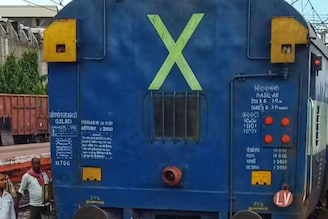 ट्रेनच्या शेवटच्या डब्यावर ‘X’ चिन्ह का असतो? 99  टक्के लोकांना कारण माहीत नाही