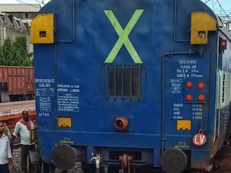 ट्रेनच्या शेवटच्या डब्यावर ‘X’ चिन्ह का असतो? 99  टक्के लोकांना कारण माहीत नाही