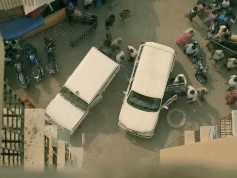 'रमन राघव 2.0' ची स्टोरी तुम्हाला अस्वस्थ करून सोडेल. नवाजुद्दीन सिद्दीकीने यात सीरियल किलर 'रमन' ची भूमिका केली आहे, जो रात्री महिलांचा बलात्कार आणि खून करतो. विकी कौशलने एसीपी राघवनची भूमिका साकारली आहे. राघवन रमनला पकडण्याच्या प्रयत्नात असतो.