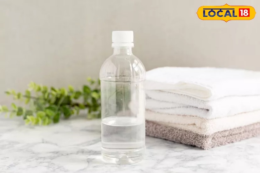 जर डाग नवीन असेल तर पांढरा व्हिनेगर जलद परिणाम देऊ शकतो. अर्धा कप व्हिनेगर एक कप पाण्यात मिसळा आणि डाग असलेला भाग 15-20 मिनिटे भिजवा. नंतर साध्या पाण्याने धुवा. व्हिनेगर कापडाच्या गुणवत्तेला हानी पोहोचवल्याशिवाय डाग सैल करतो आणि काढून टाकतो.