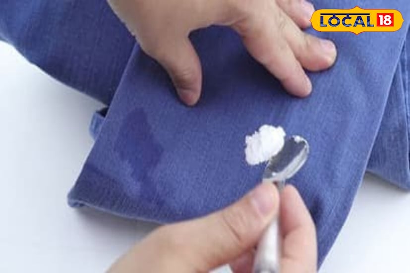 कपड्यांवरील मासिक पाळीचे डाग काढून टाकण्यासाठी बेकिंग सोडा थंड पाण्यात मिसळा आणि पेस्ट बनवा. ही पेस्ट कपड्याला लावा. हलक्या हाताने घासून घ्या. ते कमीत कमी 30 मिनिटे राहू द्या आणि नंतर तुमच्या नेहमीच्या डिटर्जंटने धुवा.