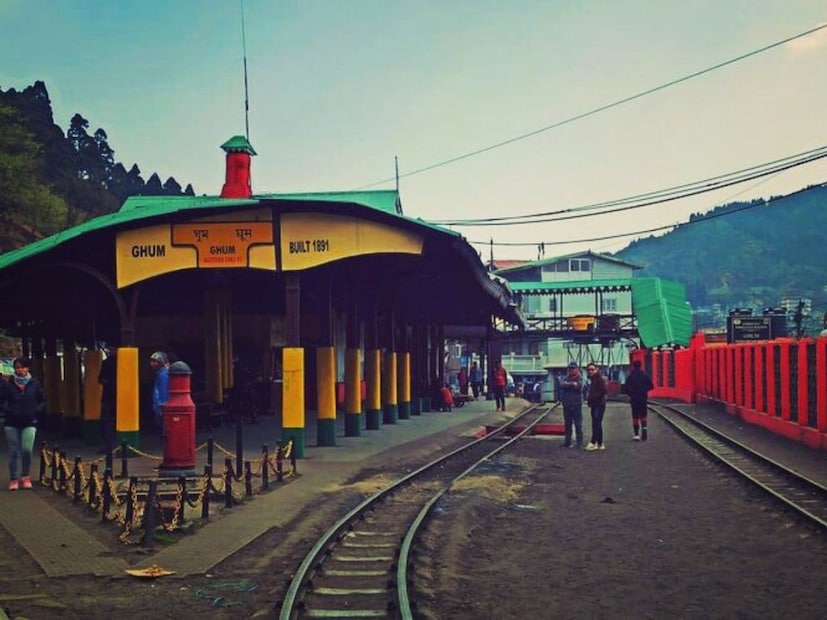 घुम रेल्वे स्टेशन, दार्जिलिंग, पश्चिम बंगाल : हे भारतातील सर्वात उंच रेल्वे स्टेशन आहे. जे समुद्रसपाटीपासून 2,258 मीटर उंचीवर आहे. युनेस्कोच्या जागतिक वारसा दार्जिलिंग हिमालयीन रेल्वेचा भाग असलेले, हे स्थानक बर्फाच्छादित हिमालयीन शिखरे आणि चहाच्या बागांचे नेत्रदीपक दृश्ये देते. हे प्रसिद्ध टॉय ट्रेनचा शेवटचा थांबा देखील आहे.