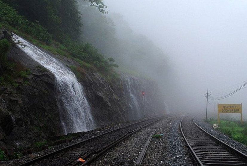 दूधसागर रेल्वे स्टेशन, गोवा : पश्चिम घाटाच्या घनदाट जंगलांमध्ये वसलेले, हे स्टेशन दूधसागर धबधब्याच्या अगदी जवळ आहे. ट्रेन थांबताच, प्रवाशांसमोर पांढऱ्या धबधब्यांचे एक चित्तथरारक दृश्य दिसते, जे त्यांना त्याच्या सर्वात सुंदर निसर्गाची ओळख करून देते.