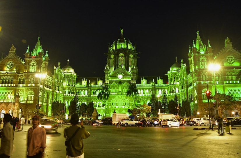 छत्रपती शिवाजी महाराज टर्मिनस (सीएसएमटी), मुंबई, महाराष्ट्र: 1887 मध्ये बांधलेली ही भव्य इमारत व्हिक्टोरियन गॉथिक शैलीचे एक उत्तम उदाहरण आहे. गुंतागुंतीच्या कोरीवकाम, घुमट आणि बुरुजांनी सजवलेली ही स्टेशन इमारत युनेस्कोच्या जागतिक वारसा स्थळ आहे आणि मुंबईच्या वसाहती इतिहासाचे प्रतीक आहे.