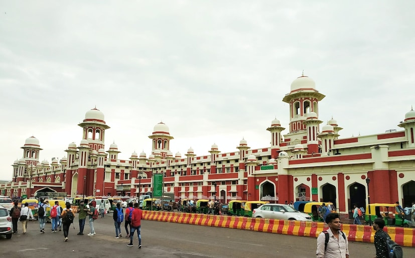 चारबाग रेल्वे स्टेशन, लखनऊ, उत्तर प्रदेश : 1914 मध्ये बांधलेली ही स्टेशन इमारत इंडो-सारासेनिक शैलीत बांधली गेली आहे. जी मुघल आणि राजस्थानी वास्तुकलेचे मिश्रण दर्शवते. चारबाग बागेतून प्रेरित असलेली त्याची रचना त्याला एक भव्य स्वरूप देते. जवाहरलाल नेहरू आणि महात्मा गांधी यांची पहिली भेट झाली ती जागा असल्याचे म्हटले जाते.