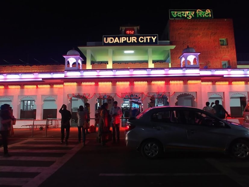 उदयपूर शहर रेल्वे स्टेशन, राजस्थान : तलावांच्या शहराचे हे प्रवेशद्वार राजस्थानी शाही स्थापत्यकलेचे एक सुंदर उदाहरण आहे. घुमट, खिडक्या आणि कमानी त्याला राजवाड्यासारखे स्वरूप देतात, ज्यामुळे प्रवाशांना उदयपूरच्या राजेशाही इतिहासाची झलक मिळते.