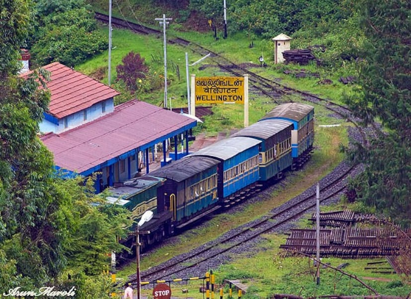 वेलिंग्टन रेल्वे स्टेशन, ऊटी, तामिळनाडू : नीलगिरी माउंटन रेल्वेचा एक भाग, हे स्टेशन पर्वत दृश्ये आणि चहाच्या बागांनी वेढलेले आहे. थंड वारा आणि हिरवळ प्रवाशांना प्रत्येक ऋतूत आकर्षक असा एक अनोखा अनुभव देते.