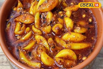 घरी बनवा मसालेदार लसणाचं लोणचं, चवीला जबरदस्त आणि वर्षभर टिकेल! पाहा रेसिपी घरी बनवा मसालेदार लसणाचं लोणचं, चवीला जबरदस्त आणि वर्षभर टिकेल! पाहा रेसिपी