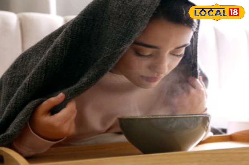 लग्नाच्या हंगामात, चेहऱ्यावर धूळ आणि घाण साचते. ते काढून टाकण्यासाठी वाफ काढणे आवश्यक आहे. यासाठी एका मोठ्या भांड्यात पाण्याने भरा, त्यात 3-4 चमचे मेथीचे दाणे घाला आणि ते उकळवा. पाणी अर्धे झाल्यावर भांडे जमिनीवर ठेवा. तुमचे डोके टॉवेलने झाकून घ्या आणि हळूवारपणे चेहऱ्यावर वाफ घ्या. यामुळे त्वचा खोलवर स्वच्छ होते आणि तुमचा चेहरा फ्रेश होतो.