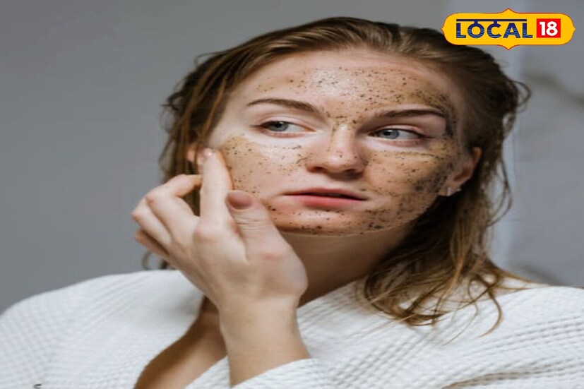 2-3 तास ​​भिजवलेले तांदूळ बारीक करून त्यात 2 चमचे कच्चे दूध आणि 1 चमचा कॉफी घाला. ही पेस्ट तुमच्या चेहऱ्यावर पातळ थरात लावा. 1 मिनिटानंतर ते थोडेसे ओले करा आणि 2-3 मिनिटे गोलाकार हालचालीत स्क्रब करा. जास्त जोरात घासू नका. स्क्रब केल्यानंतर तुमचा चेहरा साध्या पाण्याने स्वच्छ धुवा. यामुळे मृत त्वचा निघून जाते आणि तुमचा चेहरा लगेच स्वच्छ आणि गुळगुळीत दिसतो.