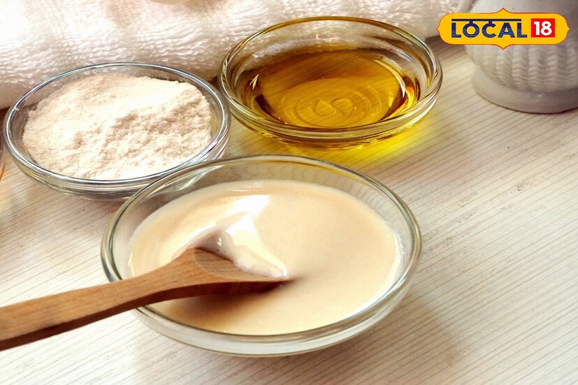 तुमच्या त्वचेचा ओलावा पुन्हा भरून काढण्यासाठी स्क्रबिंगनंतर फेस मास्क लावणे आवश्यक आहे. यासाठी एका भांड्यात ३ चमचे कोरफड जेल, 2 चमचे बेसन आणि 1 चमचा मध मिसळून एक गुळगुळीत पेस्ट तयार करा. नंतर हा मास्क तुमच्या चेहऱ्यावर आणि मानेवर समान रीतीने लावा. 15-20 मिनिटे सुकू द्या, परंतु जास्त वेळ सुकू देऊ नका. थंड, ताज्या चेहरा पाण्याने धुवा. हा मास्क चेहरा शांत करतो आणि टॅनिंग कमी करतो. हे मास्क लावल्यानंतर त्वचा मऊ आणि हायड्रेटेड वाटते. लग्नापूर्वी हा मास्क वापरल्याने त्वचेचा रंग हळूहळू उजळतो.