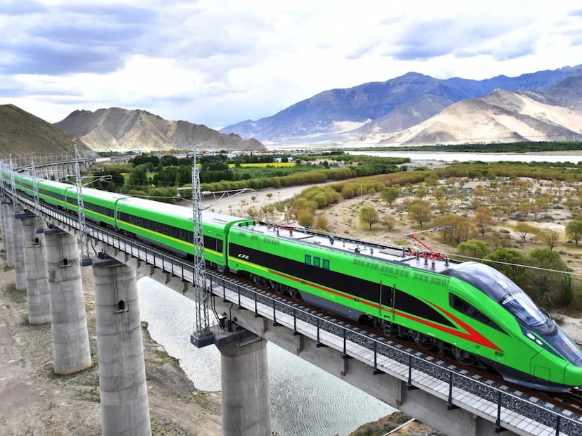 सीमेन्स मोबिलिटीने अलीकडेच इजिप्तमध्ये त्यांचं नवीन वेलारो हाय-स्पीड ट्रेनचं अनावरण केलं, जी ताशी 250 किमी या सर्वोच्च वेगाने धावण्यास सक्षम आहे. इजिप्तची राजधानी कैरो येथे झालेल्या ट्रान्सएमईए 2025 शो दरम्यान सीमेन्स मोबिलिटीने या गाड्या सार्वजनिकरित्या सादर केल्या.