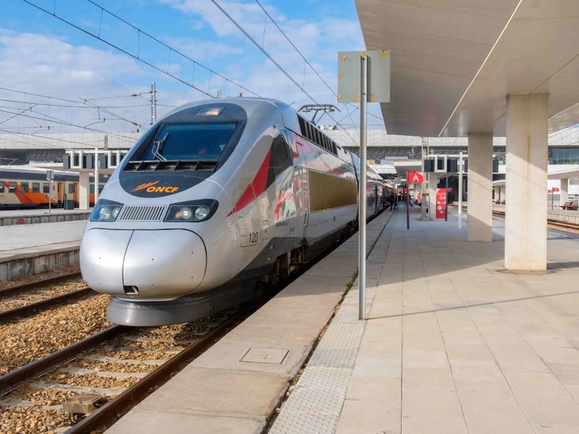 इजिप्तचे हाय-स्पीड रेल्वे नेटवर्क एकूण 2000 किलोमीटरपर्यंत पसरेल, ज्यामध्ये देशातील सर्वात मोठ्या शहरांना जोडण्यासाठी आणि आर्थिक कॉरिडॉर मजबूत करण्यासाठी डिझाइन केलेल्या तीन प्रमुख मार्गांचा समावेश आहे. सीमेन्स, ओरासकॉम कन्स्ट्रक्शन आणि अरब कॉन्ट्रॅक्टर्स संयुक्तपणे संपूर्ण नेटवर्क विकसित करत आहेत.