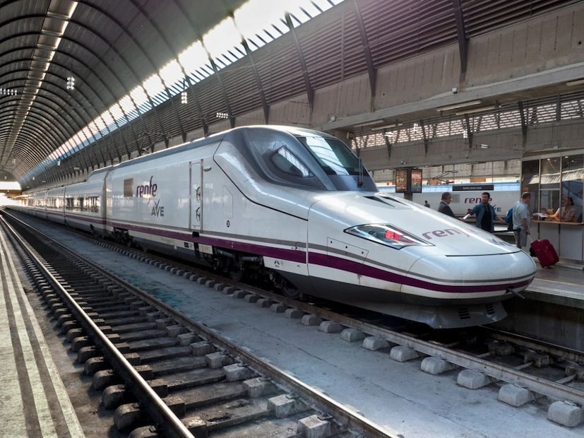 वेलारो गाड्या जर्मनीमध्ये डिझाइन आणि तयार केल्या जात आहेत.  वेलारो गाड्या केवळ हाय-स्पीड नाहीत तर त्यांची क्षमता 489 प्रवाशांची आहे, आधुनिक डिझाइन आहे आणि कठोर वाळवंटातील हवामानाचा सामना करण्याची क्षमता आहे. इजिप्तचा दावा आहे की हाय-स्पीड नेटवर्क प्रवासाचा वेळ 50% कमी करेल आणि 90% लोकसंख्येला थेट फायदा देईल.