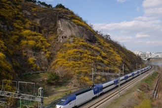 वंदे भारतपेक्षा सुपरफास्ट! 20 तासांचा प्रवास फक्त 4 तासांत, कोणती आहे ही ट्रेन?