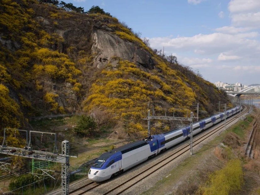 आफ्रिकन वाळवंट परिस्थितीसाठी विशेषतः सुधारित केलेली ही पहिली ट्रेन आहे. इजिप्तच्या वाळवंटातील प्रदेशांमध्ये, तीव्र सूर्यप्रकाश, 45 अंश सेल्सिअसपर्यंत तापमान, वाळू आणि धूळ यंत्रसामग्रीचं जलद नुकसान करू शकतात. या कारणास्तव या ट्रेनमध्ये उच्च दर्जाची शीतकरण प्रणाली, प्रगत एअर फिल्टर आणि वाळू-प्रतिरोधक वैशिष्ट्ये आहेत.