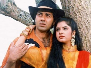 आऊटडोअर शूट अंगलट! फेमस स्टार्सना चूक महागात; शूटदरम्यान पोलीसांनी केलेली अटक आऊटडोअर शूट अंगलट! फेमस स्टार्सना चूक महागात; शूटदरम्यान पोलीसांनी केलेली अटक