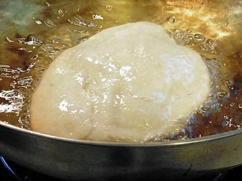 तांदळाचे पीठ पुरीला एक उत्तम पोत देते. तेलात टाकताच ते गरम होते आणि प्रत्येक पुरी समान रीतीने फुलते आणि थंड झाल्यावरही मऊ राहते. हे पीठ घातल्याने पुरी थोडी कुरकुरीत होते.